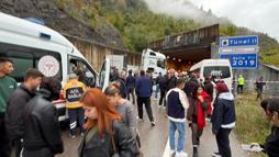 Minibüs ile TIR çarpıştı: 1 ölü, 11 yaralı