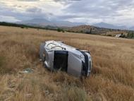 Malatya'da otomobil şarampole devrildi;2 yaralı
