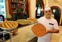 Eğitim için gittiği ABD'de baklava ustası oldu; SpaceX çalışanlarına Türk tatlısını yedirdi