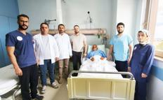 82 yaşındaki hastanın mesanesinden 42 parça taş çıkarıldı