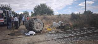 Yük treni, traktöre çarptı; işitme engelli sürücü yaralandı