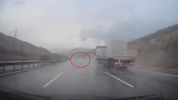 Otomobil kayganlaşan yolda bariyerlere çarptı