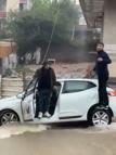 Sultanbeyli'de otomobil yağmur sonrası bir bölümü çöken yolda mahsur kaldı