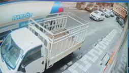 Bağcılar’da yokuştan kayan su tankeri otomobile ve elektrik direğine çarparak durabildi