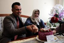 Çocukluğundan beri doğum günü kutlanmayan 85 yaşındaki Asuman Atasever’e pastalı sürpriz