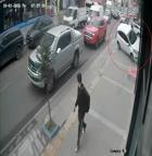 Otomobil, mobilya mağazasına çarptı