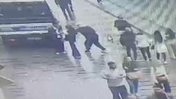 İstiklal Caddesi'nde cep telefonu çalan şüpheli suçüstü yakalandı; kapkaç kamerada