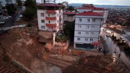 Kahramanmaraş’ta temel kazısında toprak kaydı, 2 bina boşaltıldı