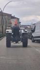 Kafasına taktığı dubayla traktörle trafikte ilerledi