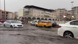 Diyarbakır’da kuvvetli rüzgarla caminin minaresi evin damına devrildi (2)