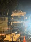 Arnavutköy'de seyir halindeki TIR, otobüs durağına daldı