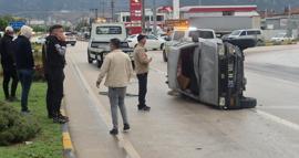Kontrolden çıkan kamyonet yol ortasında yan yattı