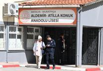 Okulda mahsur kalan kadın kurtarıldı