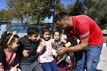 Kuşadası'nda öğrencilerden can dostlara ziyaret