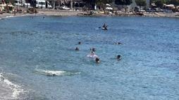 Bodrum'da ekim ayında turistlerin deniz keyfi
