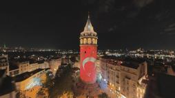 Galata Kulesi, İstanbul'un kurtuluşunun 103’üncü yıl dönümü nedeniyle Türk bayrağıyla ışıklandırıldı