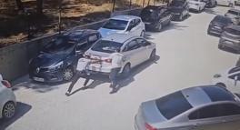 Park halindeyken geriye hareket eden otomobili güvenlik görevlileri durdurdu
