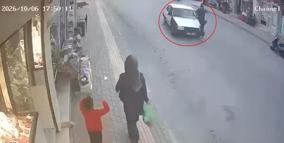 Otomobilin çarpacağını anlayınca sıçrayıp, yan aynaya tutundu; kaza kamerada