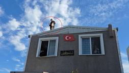 Kaçak evinin yıkımına engel olmak için benzin bidonuyla çatıya çıktı