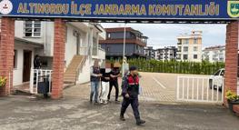 Evden hırsızlık yapan 2 kişi tutuklandı