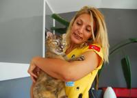 Orman yangınında vücudunun yüzde 40'ı yanan kedi 'Luna', yaşam savaşını kazandı