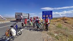 Öldürülen kız çocukları için Diyarbakır'dan İran'a pedal çeviriyorlar