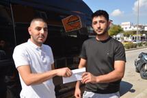 Parasını düşüren motosikletliye sanal medyadan ulaşıp teslim etti