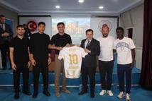 Kayserisporlu futbolculardan Çocuk ve Gençlik Kapalı Ceza İnfaz Kurumu'na ziyaret