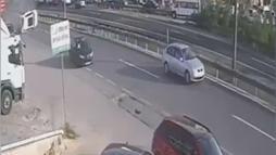 Silivri'de 4 aracın karıştığı zincirleme kaza kamerada: 3 yaralı