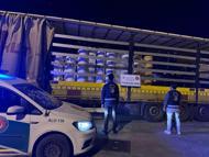 İzmir'de kaçak tütün operasyonu; 125,4 milyon TL'lik eşya ele geçirildi
