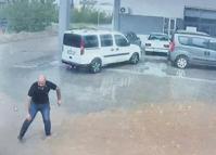 Su birikintisinde mahsur kalan civcivin kurtarılma anı kamerada