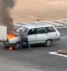 Otomobildeki yangını esnaf söndürdü