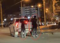Patenli 2 çocuğun kamyonete tutunarak yolda ilerlediği anlar kamerada