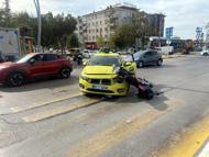Taksiyle motosiklet çarpıştı; 2 yaralı