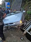 Artvin'de otomobil istinat duvarına çarptı: 3 yaralı