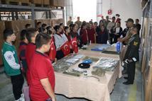 Öğrenciler, 'Mehmetçikle Bir Gün' projesi kapsamında kışlaları ziyaret etti