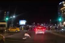 Fatih'te yolun karşısına geçmek isteyen kişiye çarpan otomobil kamerada