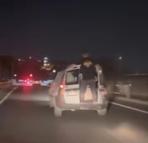 Başakşehir'de seyir halindeyken otomobil kapısından sarkan yolcu kamerada; 13 bin lira ceza yazıldı