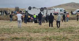 Afyonkarahisar'da midibüs, şarampole devrildi: 25 yaralı