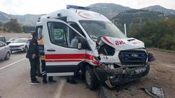Biri ambulans 4 araç zincirleme kazaya karıştı: 6 yaralı