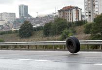 Başakşehir'de otoyolda kopan TIR lastiği tehlike yarattı