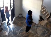 Yüzlerini eşarpla gizleyip girdikleri apartman dairesinden para ve altın çaldılar