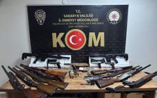 Sakarya’da ruhsatsız silah ve kaçak ürün operasyonu