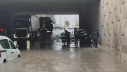 Esenyurt'ta alt geçidi su bastı; araçlar yolda mahsur kaldı -1
