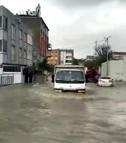 Avcılar'da rögarlar taştı; sokaklar su altında kaldı