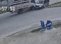 Kamyonet ile hafif ticari araç kavşakta çarpıştı; kaza kamerada