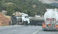 Tankerler çarpıştı; tonlarca akaryakıt yola döküldü