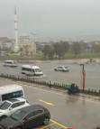 Arnavutköy’de dere taştı, yollar su altında kaldı