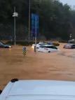 Beykoz’da sağanakla birlikte göle dönen yollarda, araçlarında mahsur kaldılar