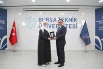 BTÜ’nün konuğu Lauren Booth: Kimlik bu dünyadaki en değerli varlığınızdır